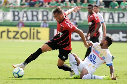 Chapecoense e Athletico PRCHAPECÃ,SC,05.05.2019:CHAPECOENSE-ATHLETICO-PR - Lance durante a partida entre Chapecoense e Athletico PR, vÃ¡lida pelo Campeonato Brasileiro 2019 na Arena CondÃ¡ em ChapecÃ³ (SC), neste domingo (5). (Foto: Tarla Wolski/Futura Press/Folhapress) 