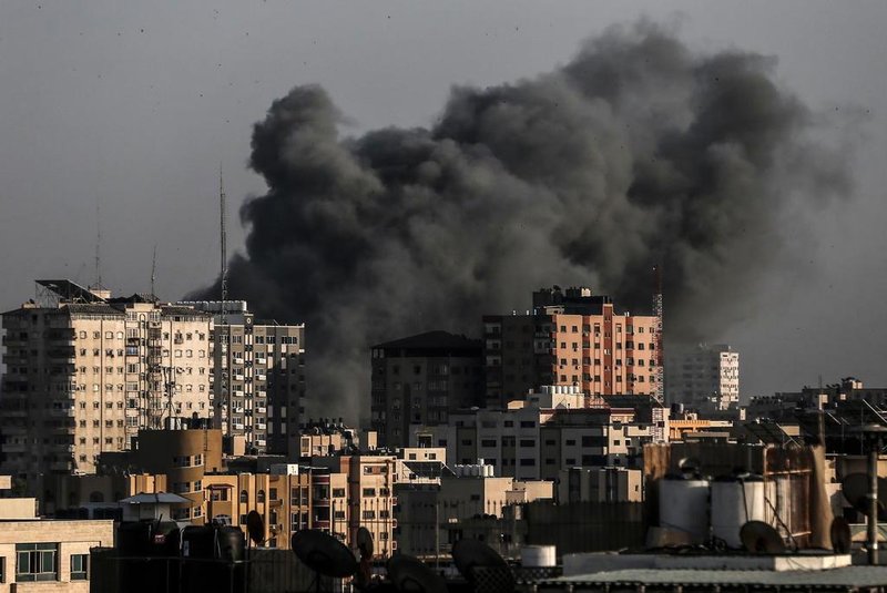 Smoke billows from a targeted neighbourhood in Gaza City during an Israeli airstrike on the Hamas-run Palestinian enclave on May 5, 2019. - Gaza militants fired fresh rocket barrages at Israel early today in a deadly escalation that has seen Israel respond with waves of strikes as a fragile truce again faltered and a further escalation was feared. (Photo by MAHMUD HAMS / AFP)