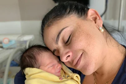 Shana Müller dá à luz Francisco, seu segundo filho. 