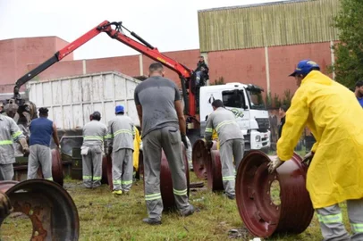 Cerca de 400 toneladas de sucata automotiva foram apreendidas em Caxias do Sul na tarde desta segunda-feira, durante a 82ª Operação Desmanche. A vistoria aconteceu no bairro Pio X em um estabelecimento sem credenciamento no Departamento Estadual de Trânsito (Detran), que foi interditado.