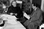 León Trotsky no seu gabinete de trabalho, em 1937, concede uma entrevista a um repórter não identificado do jornal El Universal.