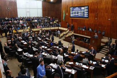  PORTO ALEGRE, RS, BRASIL, 07/05/2019- Assembleia vota em segundo turno a PEC do Plebiscito, que retira a necessidade de consulta à população para venda de CEEE, Sulgás e CRM.(FOTOGRAFO: ROBINSON ESTRÁSULAS / AGENCIA RBS)