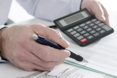 A Serasa Experian tornou-se conhecida por oferecer às instituições financeiras ou lojas, informações que as auxiliassem na decisão de conceder um crédito ou empréstimo ao solicitante. No entanto, desde setembro do ano passado, ela oferece uma ferramenta ainda pouco conhecida do público em geral. É uma plataforma online, gratuita, que promete ajudar quem precisa de dinheiro a comparar e contratar o melhor crédito para sua necessidade. O serviço chamado Serasa eCred foi uma iniciativa do SerasaConsumidor, braço da Serasa Experian voltado ao consumidor e tem como alvo mais de 130 milhões de brasileiros que buscam crédito em instituições financeiras ou cartões de crédito. Você escolhe o objetivo do crédito (pagar contas, comprar carros, imóveis, capital de giro, enfim), o valor que precisa e prazo pretendido para pagar. O aplicativo verifica junto aos seus parceiros (bancos e instituições financeiras) e oferece qual deles tem as melhores condições. A pesquisa é inteiramente gratuita para os consumidores e tão logo você faça sua opção, passa a tratar diretamente com a instituição escolhida. Mais informações nesse site: https://www.serasaconsumidor.com.br/ecred Coluna Mário Motta