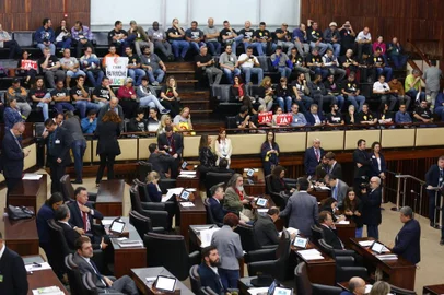  PORTO ALEGRE, RS, BRASIL, 07/05/2019- Assembleia vota em segundo turno a PEC do Plebiscito, que retira a necessidade de consulta à população para venda de CEEE, Sulgás e CRM.(FOTOGRAFO: ROBINSON ESTRÁSULAS / AGENCIA RBS)