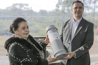 cápsula do tempo que Dona Nilva e David Randon inseriram na pedra fundamental do Memorial Randon