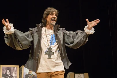 Eduardo Bueno, o Peninha, em divulgação do stand-up Não Vai Cair no ENEM