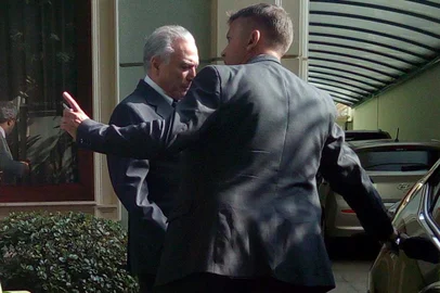 Ex-presidente Michel Temer (MDB) deixa sua residÃªncia para se entregar Ã  JustiÃ§aSÃO PAULO,SP,09.05.2019:TEMER-SAÍDA-RESIDÊNCIA - O ex-presidente Michel Temer deixa sua residência em Alto de Pinheiros, Zona Oeste de São Paulo (SP), na manhã desta quinta-feira (9). Temer irá se entregar à Justiça hoje após o Tribunal Regional Federal da 2ª Região (TRF-2) decidir pela revogação do habeas corpus do ex-presidente e de João Baptista Lima Filho (Coronel Lima), amigo dele. (Foto: Alexandre Serpa/Futura Press/Folhapress)