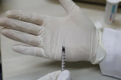  PORTOALEGRE-RS-BR-DATA:20141114O uso das seringas, é criticado pelo Insituto da Criança com Diabetes, devido ao tamanho da agulha.A menina Rebeca Vitória Almeida Silva (4,11 de idade), recebendo a insulina.Agulha de 8 mm.FOTÓGRAFO:TADEUVILANI-DATA:20141114Indexador: Carlos Macedo
