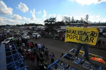  CAXIAS DO SUL, RS, BRASIL 26/05/2018Greve dos caminhoneiros nas margens da ERS-122 no km 65 em forqueta. (Felipe Nyland/Agência RBS)