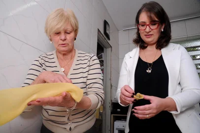  CAXIAS DO SUL, RS, BRASIL (09/05/2019)Pauto sobre gastronimia no Dia das mães. Claudete Carvalho e Cristina Carvalho mostram a receita familiar de ravióli. (Antonio Valiente/Agência RBS)