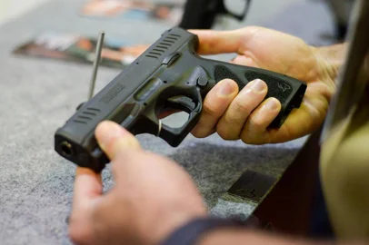 Feira LAAD Defense e Security 2019, no Rio de Janeiro (RJ)RIO DE JANEIRO, RJ, 03.04.2019: Empresas de Segurança e Armamentos participam da LAAD Defense e Security 2019, maior feira do segmento na América Latina, que acontece no Rio Centro, em Jacarepaguá na zona oeste do Rio de Janeiro. Com expositores como as fabricantes de armas Taurus e Glock, o evento tem uma grande presença de público, principalmente após as mudanças para a posse de armas no Brasil após a eleição do presidente Jair Messias Bolsonaro. (Foto: Erbs Jr. /FramePhoto/Folhapress)Local: Rio de Janeiro ;RJ - Rio de Janeiro ;Bra