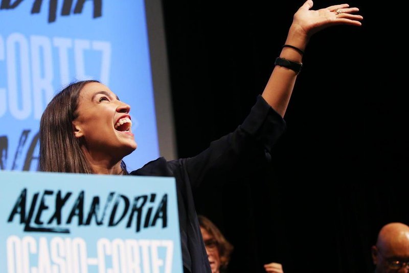 NY House Candidate Alexandria Ocasio-Cortez Joins Progressive Fundraiser In LALOS ANGELES, CA - AUGUST 02: U.S. House candidate Alexandria Ocasio-Cortez (D-NY) waves to supporters at a progressive fundraiser on August 2, 2018 in Los Angeles, California. The rising political star is on her third trip away from New York in three weeks and is projected to become the youngest woman elected to Congress this November when she will be 29 years old.   Mario Tama/Getty Images/AFPEditoria: POLLocal: Los AngelesIndexador: MARIO TAMASecao: ElectionFonte: GETTY IMAGES NORTH AMERICAFotógrafo: STF