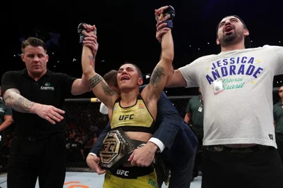 Jéssica Andrade nocauteou Rose Namajunas no segundo round e faturou o Cinturão do peso palha feminino.Indexador: Buda Mendes/Zuffa LLCFonte: Zuffa LLCFotógrafo: Contributor
