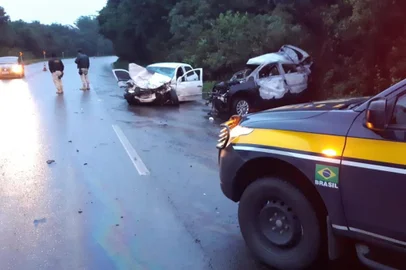 Um jovem de 19 anos, motorista de um Gol preto, morreu por volta das 4h deste domingo (12) após bater em um Gol branco, com placas de Veranópolis, no Km 166 da BR-470, em Vila Flores. O carro em que estava a vítima fatal pegou fogo após o acidente. As chamas foram controladas pelos bombeiros de Veranópolis. A Polícia Rodoviária Federal não soube precisar as circunstâncias do acidente. 