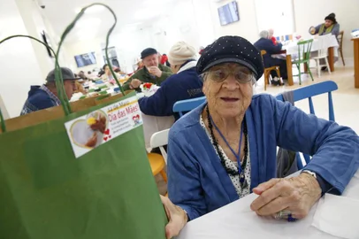  PORTO ALEGRE, RS, BRASIL - 2019.05.12 - Idosos do Asilo Padre Cacique receberam kits com perfume e sabonete no dia das mães. Na foto: Osvaldina Pinto, 93 anos (Foto: ANDRÉ ÁVILA/ Agência RBS)