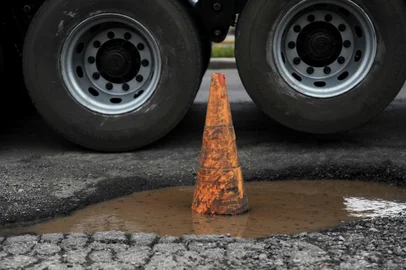  CAXIAS DO SUL, RS, BRASIL - 12/05/2019 - Moradores usam cone para chamar atenção para buraco na RS-122, na altura do km 60 (FOTO: ANSELMO CUNHA/AGENCIA RBS)
