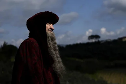 A Leonardo Da Vinci look alike is pictured on April 9, 2019 in Vinci, the Tuscan village where Leonardo Da Vinci was born. - Locals preparing to mark the 500th anniversary of Leonardos death say little has changed among the vineyards, lush fields and brooks that appeared his art. (Photo by Filippo MONTEFORTE / AFP) / TO GO WITH AFP STORY BY FRANCK IOVENE