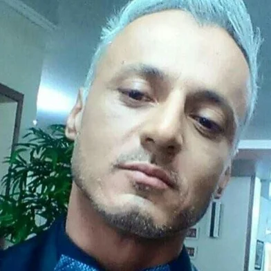 Será sepultado na tarde desta terça-feira (14) o cabeleireiro Fernando de Oliveira Rodrigues, 43 anos, dono do Espaço Nando Rodriguez Coiffeur em Farroupilha. Ele foi encontrado morto na tarde de segunda-feira (13) no próprio salão, localizado na Rua Rui Barbosa, no Centro. Nando Rodriguez, como era conhecido, ficou famoso por preparar candidatas a misses. Uma de suas atuações mais recentes foi junto à candidata Camila Moraes, Vice-Miss Rio Grande do Sul 2019.