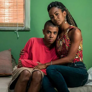 Clique exclusivo para a coluna Sinal Aberto: é a primeira foto de Martin (Max Lima). Ele é o filho de Marie (Eli Ferreira), que ela pensava estar morto. O rapaz fugiu da guerra do congo em um navio cargueiro e veio parar em São Paulo. O jovem está ainda muito traumatizado com os conflitos do seu país e contará muito com o  amor e compreensão da mãe, que reencontrou por 