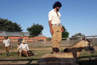adestrador Ronival Ferreira, 33 anos, o Bruxo dos Potros, consegue dominar rapidamente, sem qualquer violência ou sequer conhecer o cavalo previamente. Ele se aproxima, faz uma espécie de ritual de hipnose