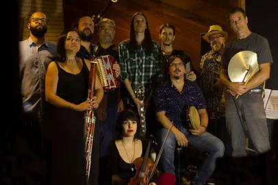 Arthur de Faria reuniu alguns dos melhores músicos com quem havia trabalhado em suas diversas bandas para montar a banda Tum Toin Foin 