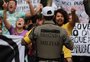 VÍDEO: BM usa bombas de efeito moral para dispersar estudantes durante protesto na UFRGS