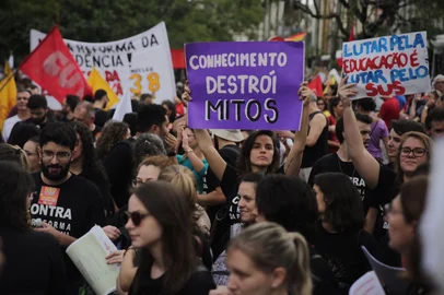 protesto ufrgs educação