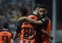 Com dois gols de Tetê, Shakhtar goleia e é campeão da Copa da Ucrânia