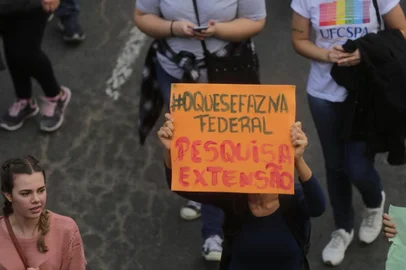  PORTO ALEGRE, RS, BRASIL - 2019.05.15 - Estudantes e professores participam de protesto, em Porto Alegre, contra os cortes na educação anunciados pelo governo Bolsonaro. (Foto: ANDRÉ ÁVILA/ Agência RBS)