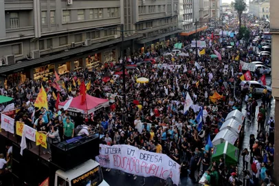  PORTO ALEGRE, RS, BRASIL - 2019.05.15 - Estudantes e professores participam de protesto, em Porto Alegre, contra os cortes na educação anunciados pelo governo Bolsonaro. (Foto: ANDRÉ ÁVILA/ Agência RBS)