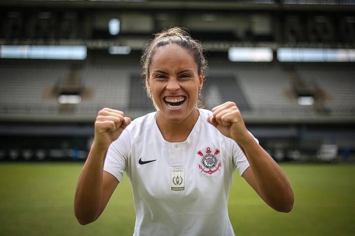 Estudantes do ensino fundamental e médio jogam futebol americano com  atletas do Corinthians