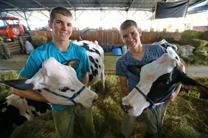  ESTEIO - RIO GRANDE DO SUL - BRASIL - 42ª expoleite e 15ª fenasul. Gêmeos  Lucas silvestrin de souza e Bruno silvestrin de souza As vacas gêmeas são Morgana e espoleta Da Granja tang. (FOTO: LAURO ALVES)