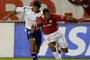 #PÁGINA:22Nacional's soccer player  Luis Soarez of Uruguay, left, fights for the ball with Internacional's soccer player Fabiano Eller (D) of Brazil during their Libertadores Cup match in Porto Alegre, Brazil, on Wednesday, May 3, 2006. (AP Photo/Nabor Goulart.) Fonte: AP