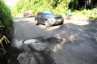 SÃO VENDELINO, RS, BRASIL, 15/05/2019. ERS-446 que liga São Vendelino a Carlos Barbosa tem pelo menos dois trechos em péssimas condições, com sequência de buracos que colocam em risco os motoristas. Na foto, trecho da rodovia próxomo ao Km 10. (Porthus Junior/Agência RBS)