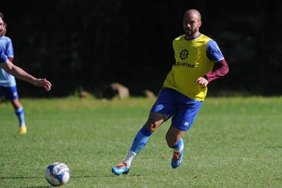CAXIAS DO SUL, RS, BRASIL (03/05/2019)Treino do Ser Caxias no Estádio Centenário. Na foto, centroavante Michel. (Antonio Valiente/Agência RBS)