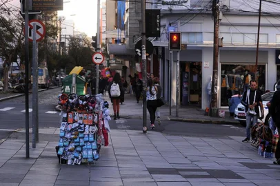  CAXIAS DO SUL, RS, BRASIL, 16/05/2019 - Comércio ambulante ocupa calçadas no centro da cidade. (Marcelo Casagrande/Agência RBS)
