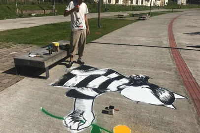 Lucas Leite trabalhanho na Praça das Feiras