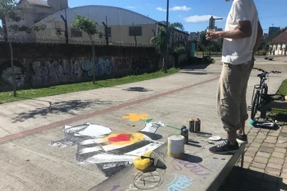 Lucas Leite trabalhanho na Praça das Feiras
