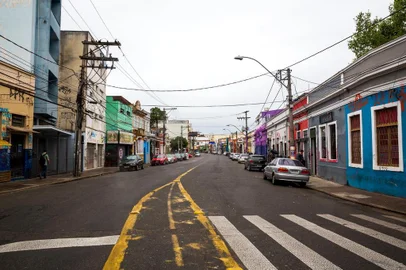  PORTO ALEGRE, RS, BRASIL, 20/09/2017 : Prefeitura e WRI trabalham em projeto para transformar a João Alfredo em uma rua de referência, implantando medidas como redução da área de circulação dos veículos, ampliação das calçadas, faixas de segurança elevadas, instalação de bikepoa e paraciclos, colocação de vegetação, implantação de parklets. (Omar Freitas/Agência RBS)Indexador: Omar Freitas