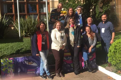 Comitiva de caxienses no Congresso de Cultura, ocorrido em Bento, entre os dias 15 e 17 de maio, na Casa das Artes.Da esquerda, para a direita, de pé: Clari Pelizza, Magali Quadros, Caliandra Troian, Cristina Calcagnotto (sentada), João Tonus e Luciano Balen.Atrás, da esquerda para a direita, Volei Canônica, Aline Zilli e Maria Cecília Pozza