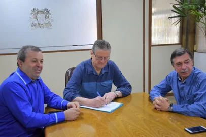 O presidente do Legislativo caxiense, vereador Flavio Cassina (PTB), promulgou o projeto de lei complementar que havia sido vetado pelo poder Executivo, de autoria dos vereadores Adiló Didomenico/PTB e Velocino Uez/PDT. Tem como objetivo facilitar a liberação de alvará de licença, com a ausência de carta de habite-se.