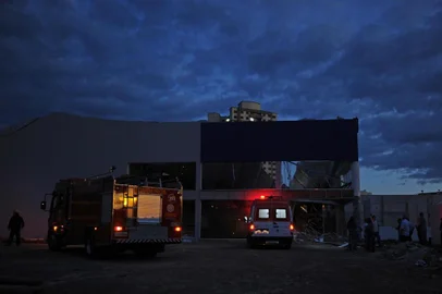  CAXIAS DO SUL, RS, BRASIL, 20/05/2019 - O telhado da unidade em construção do Supermercado Andreazza do bairro Pio X desabou no final da tarde desta segunda-feira. Os bombeiros confirmaram que pelo menos um homem ficou ferido, mas a identidade não foi confirmada. Na hora do acidente,  o diretor da rede de supermercados Jaime Andreazza e alguns funcionários estavam no local. (Marcelo Casagrande/Agência RBS)