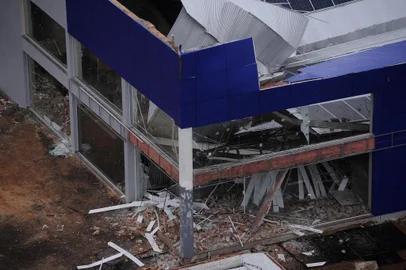  CAXIAS DO SUL, RS, BRASIL (21/05/2019)Telhado do prédio do novo mercado Andreazza no Pio X desafa e fere o diretor da rede. (Antonio Valiente/Agência RBS)