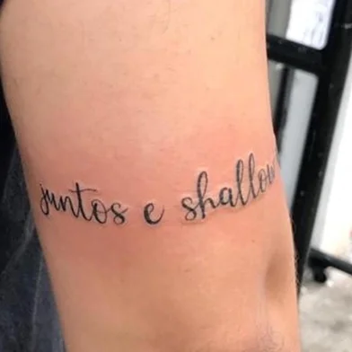 Dono da tatuagem de Juntos e Shallow Now 