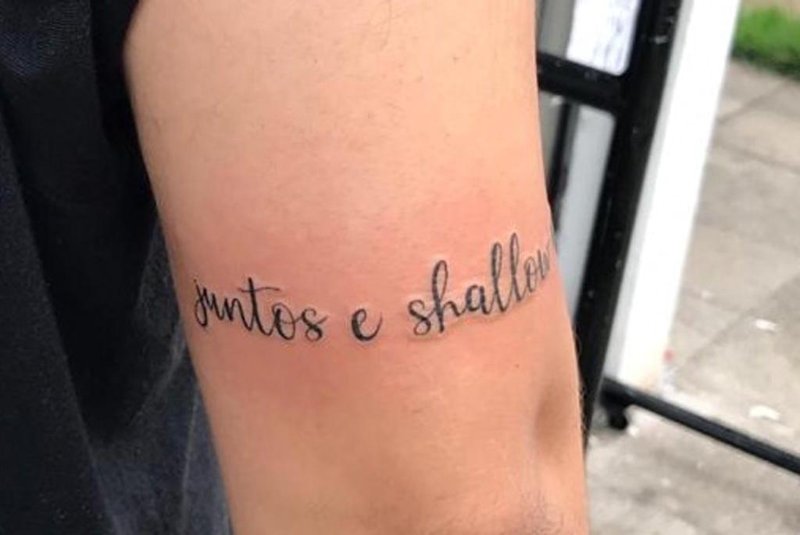 Dono da tatuagem de Juntos e Shallow Now 