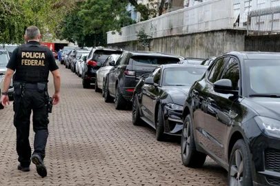  A Polícia Federal (PF) e a Receita Federal cumpriram, na manhã desta terça-feira (21), 10 mandados de prisão preventiva e 25 de busca e apreensão em cinco cidades gaúchas e em Santa Catarina e São Paulo. A chamada Operação Egypto investiga a Indeal, com sede em Novo Hamburgo, que atua sem autorização do Banco Central.