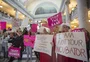 Americanos se manifestam após Estados aprovarem leis que condenam o aborto