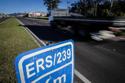  SAPIRANGA, RS, BRASIL, 18-07-2017: Levantamento com os números de mortes em todas as estradas do RS mostra que a BR-116 e a RS-239 são a federal e a estadual com mais óbitos. Na foto, trecho da RS-239 entre os kms 26 e 30, no perímetro urbano de Sapiranga, onde não há passarelas e muitos pedestres se arriscam na travessia (FOTO FÉLIX ZUCCO/AGÊNCIA RBS, Editoria de Notícias).Indexador: Felix Zucco