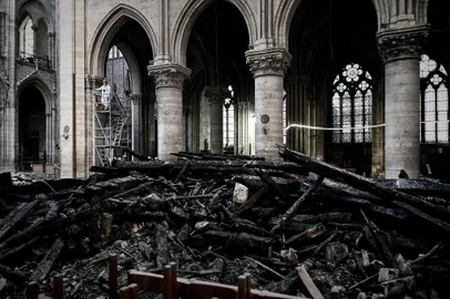  A worker stands on scaffolding near to damages and rubble during preliminary work in the Notre Dame de Paris Cathedral one month after it sustained major fire damage on May 15, 2019, in Paris. - The April 15, fire destroyed the roof and steeple of the 850-year-old Gothic cathedral. Images of the ancient cathedral going up in flames sparked shock and dismay across the globe as well as in France, where it is considered one of the nations most beloved landmarks. (Photo by Philippe LOPEZ / various sources / AFP)Editoria: RELLocal: ParisIndexador: PHILIPPE LOPEZSecao: diplomacyFonte: AFPFotógrafo: STF