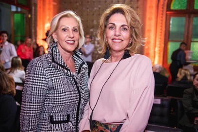 Sandra Ferraz apresenta coleção exclusiva em desfile com debutantes da Casa NTX na Biblioteca Pública do Estado. Na foto, Sonia Lopes e Adriana Matas.